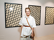 Струящаяся юбка, длинная рубашка и сумка с бахромой: Ксения Собчак пришла на public talk об искусстве в образе хиппи
