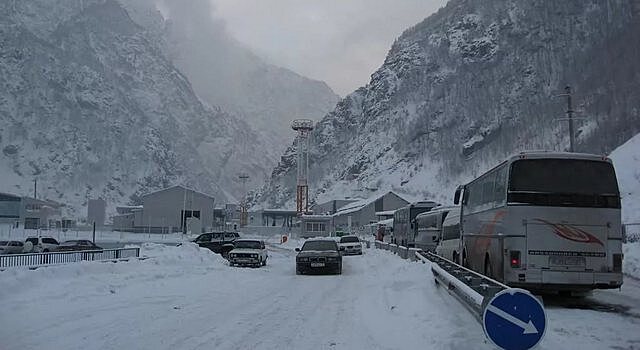 В Грузии из-за снегопада ограничено движение машин на участке дороги