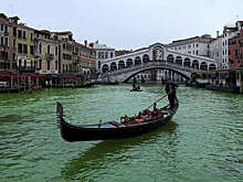ANSA: в Венеции женщина угнала лодку и врезалась в мост Риальто