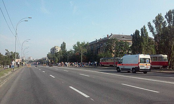 Крайние меры: в Киеве активисты заблокировали шоссе