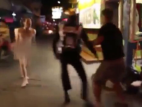 Голый русский турист напал на прохожих на улице: видео