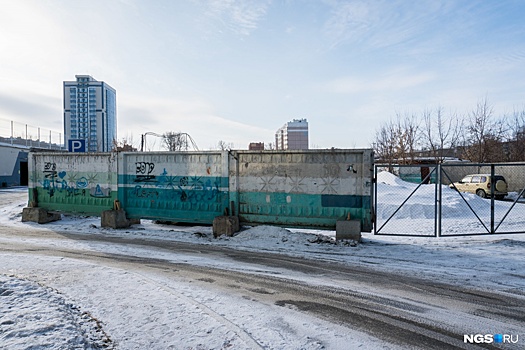 Детство строгого режима: детскую площадку на Титова обнесли бетонным забором