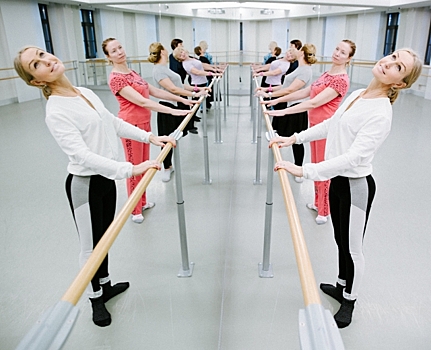 «Самое время воплощать детские мечты»: как в Петербурге с нуля занимаются балетом люди старше 50 лет