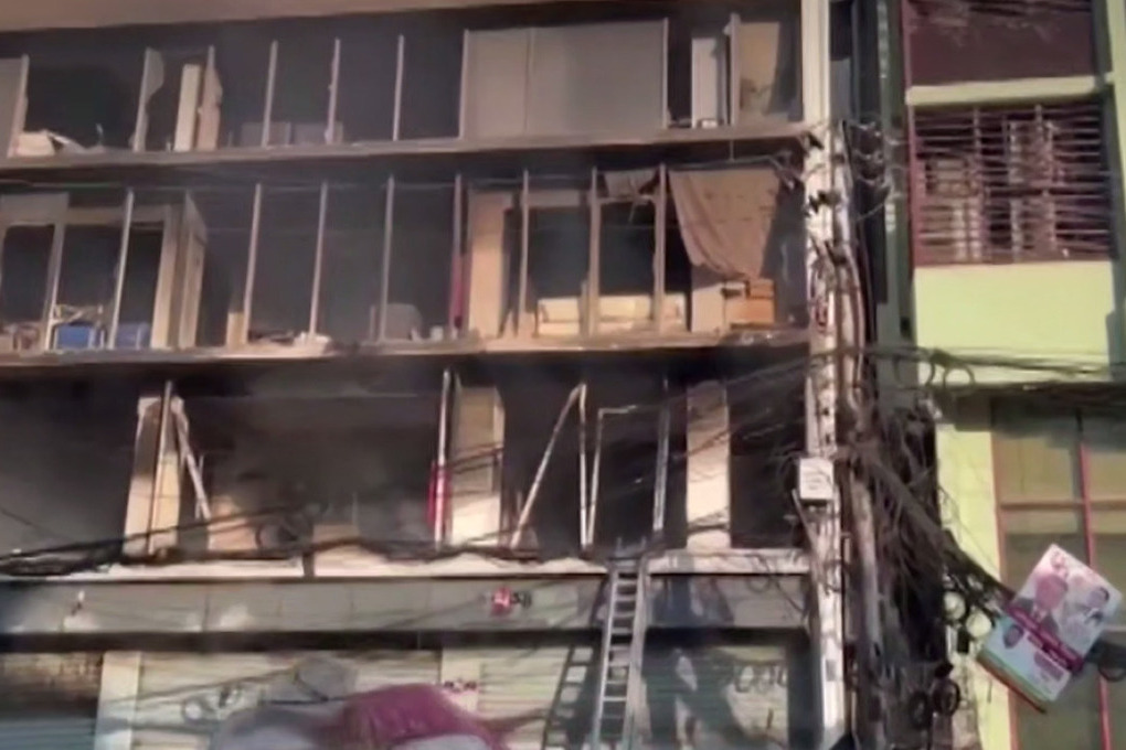 Силы безопасности эвакуировали журналистов из горящих редакций