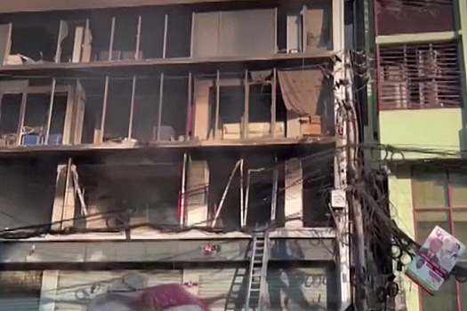 Силы безопасности эвакуировали журналистов из горящих редакций