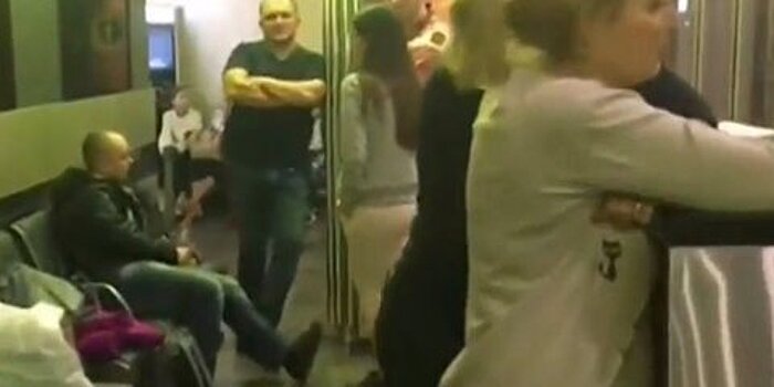 Отпуск в аэропорту. 400 человек почти сутки ждали вылета из Москвы во Вьетнам