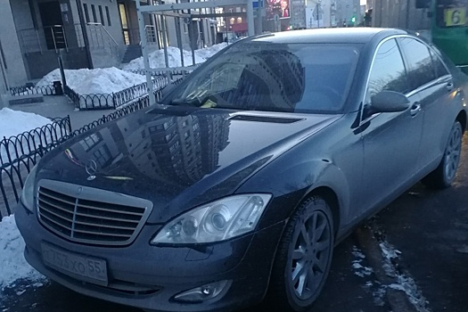 Mercedes с омскими номерами припарковали на тротуаре у остановки в центре Тюмени