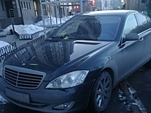 Mercedes с омскими номерами припарковали на тротуаре у остановки в центре Тюмени
