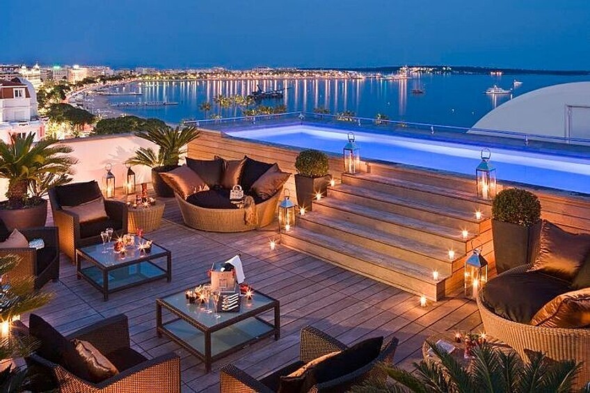 Пентхаус, отель Grand Hyatt Cannes, Канны. Цена за ночь составляет 53 000 долларов (3,9 млн рублей).