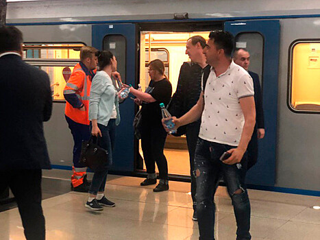 В московском метро объяснили, почему эвакуация пассажиров из застрявших поездов заняла 3,5 часа и назвали версии "нетипичного" ЧП