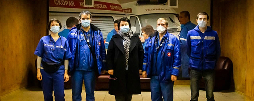 В Красногорске медикам передали 5 ящиков гранатов