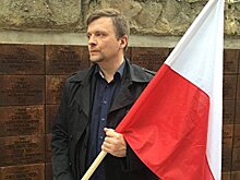 Польский диссидент Пискорский в тюрьме беседует с православным батюшкой и слушает Цоя