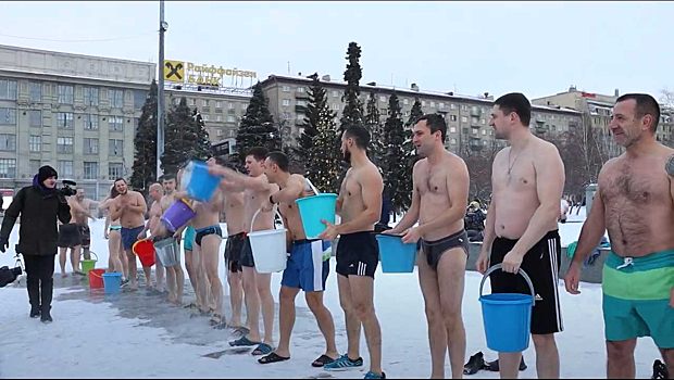 Моржи устроили обливания на площади Ленина в Новосибирске