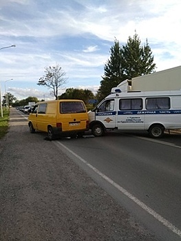 Под Калининградом микроавтобус столкнулся с автомобилем полиции Гурьевска
