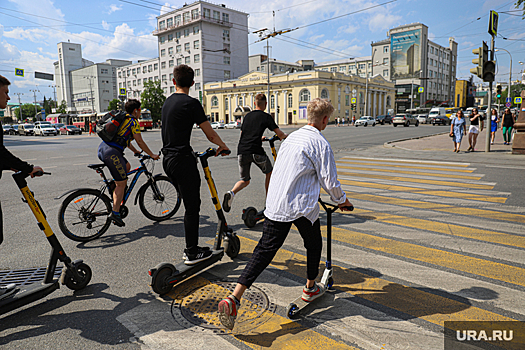 В центре Екатеринбурга ГИБДД штрафует самокатчиков