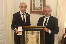 Директора медцентра имени академика Шумакова наградили золотой медалью имени Льва Толстого