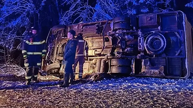 В Ленобласти на трассе перевернулся автобус