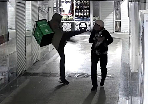 "Пнул бабушку по голове": курьер беспричинно напал на трех женщин в Сибири