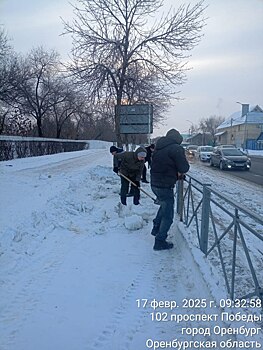В Оренбурге коммунальщики обрабатывают дороги антигололедными материалами