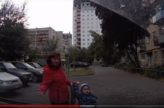 Жительница Копейска с малолетним ребенком устроила разборку на парковке
