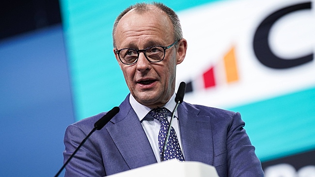 От Мерца потребовали расследования связей Германии с Эпштейном