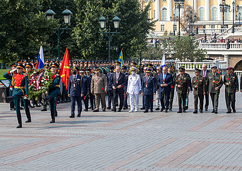 Участники и организаторы фестиваля «Спасская башня» возложили цветы к могиле неизвестного солдата