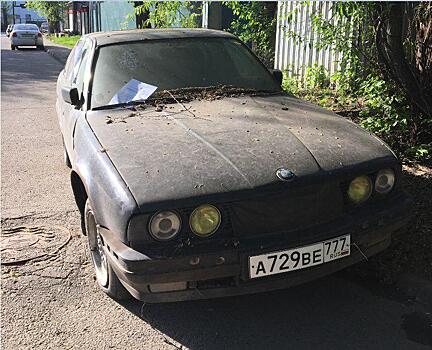 Брошенный автомобиль выявили на Поморской улице