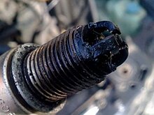 Почему одна свеча в двигателе черная, а остальные нет?