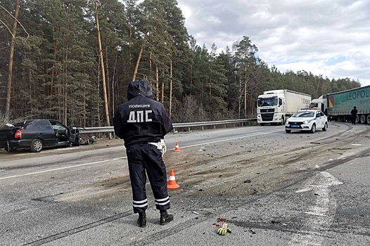 Огромная пробка образовалась на ЕКАД из-за столкновения легкового автомобиля и фуры