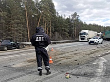 Огромная пробка образовалась на ЕКАД из-за столкновения легкового автомобиля и фуры