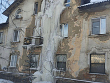 Гигантская сосулька появилась на доме в Новокузнецке