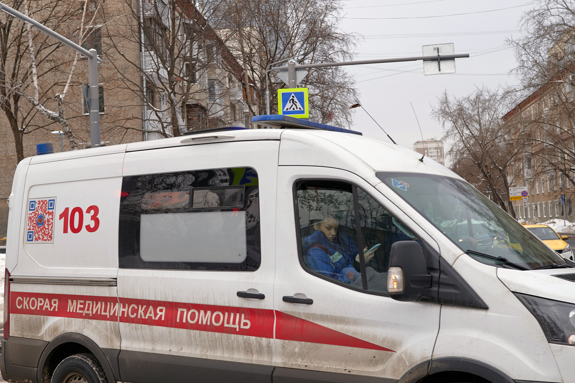 Школьницу с уколами на теле нашли у мусорных баков в Москве