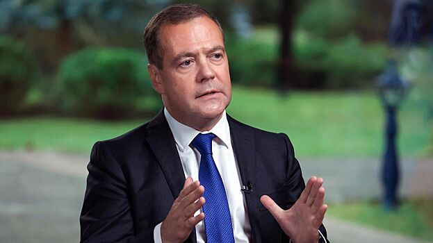 Медведев приравнял Зеленского к Гитлеру
