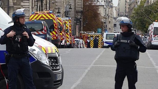 Сотрудник парижской префектуры напал с ножом на полицейский участок