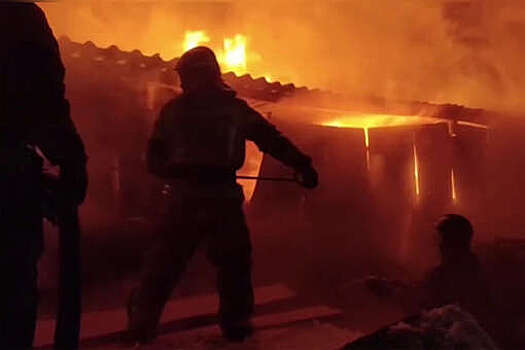 В Челябинской области ликвидировали пожар на мебельной фабрике