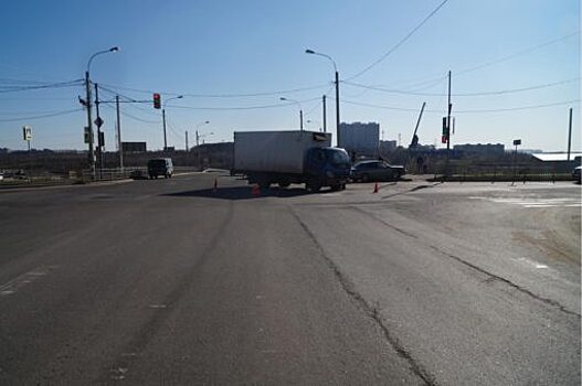 «Мазда», светофор и пешеход: в Орле фургон «Фотон» устроил ДТП