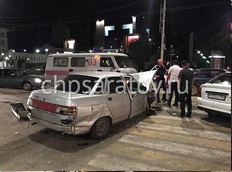 В центре Саратова столкнулись две легковушки и машина "скорой помощи"