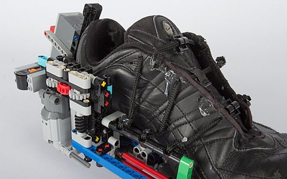 Автоматическая шнуровка кроссовок с помощью конструктора Lego