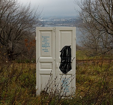 Фото дня: арт-объект из белых дверей появился рядом с метромостом