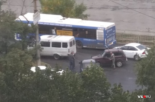 В Волгограде в час пик произошла тройная авария с маршруткой и двумя авто