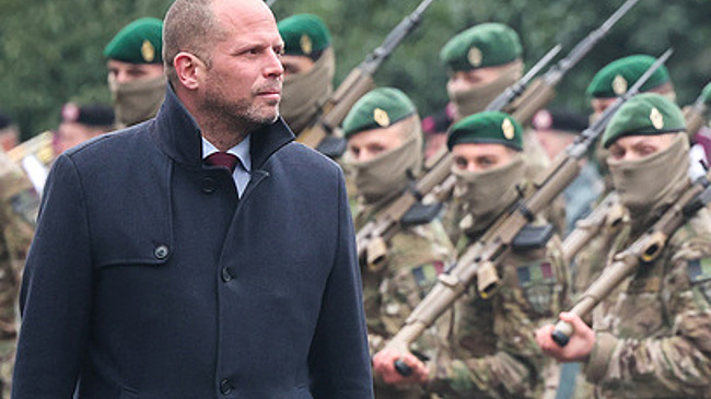 Министр обороны Бельгии объяснил, почему надо "бояться русских"