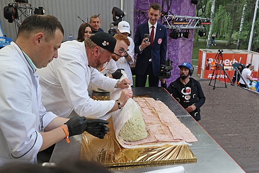 На фестивале в Екатеринбурге приготовили самый большой мясной рулет