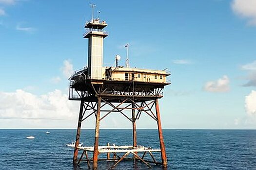 Путешествующая на яхте семья побывала в самом опасном отеле мира посреди океана