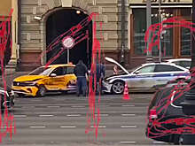 В центре Москвы полицейская машина врезалась в такси