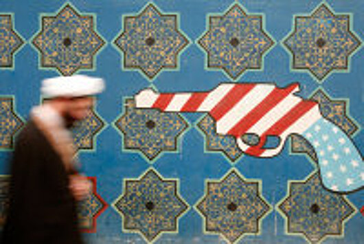 В стену посольства РФ в Тегеране врезался грузовик