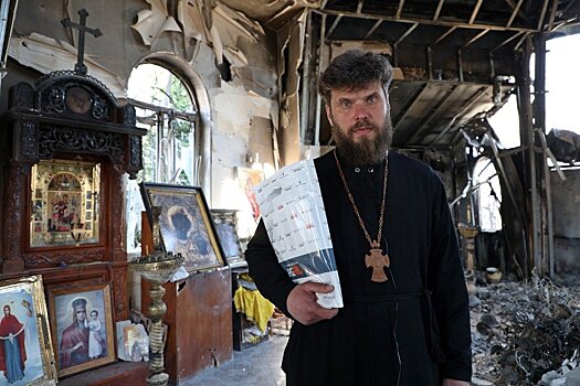 Корреспонденты "РГ" передали священнику разрушенного храма собранные деньги