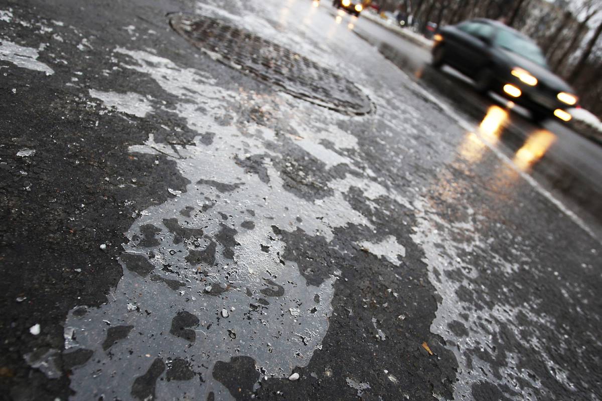 Петербуржец вышел на улицу и упал в яму с кипятком