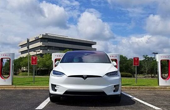 Внедорожник Tesla Model X P100D обошел на трассе синий Chevrolet Corvette Z06