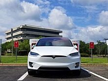 Внедорожник Tesla Model X P100D обошел на трассе синий Chevrolet Corvette Z06