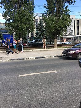Водитель «шестерки» влетел в столб и перекрыл движение трамваев в Саратове
